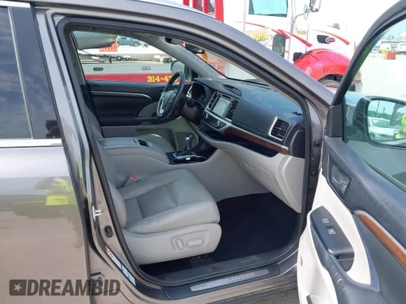 ✅ 2015 Toyota Highlander Limited • VIN: 5TDDKRFH4FS197998 • Lot: 42525893. Wystawiony na IAAI z przebiegiem 160 360 mil. Bezpłatny archiwum sprzedaży aukcyjnych z USA i szczegółowy raport historii pojazdu na DreamBid. Zdjęcie 5.