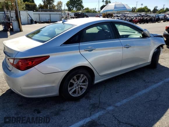 2013 Hyundai Sonata GLS z VIN 5NPEB4AC9DH773767, wystawiony jako Copart lot #85410395 z przebiegiem Nie podano mil oraz Szkoda całkowita • Salvage title. Historia ofert i sprzedaży dostępna na DreamBid. Obrazek 3.