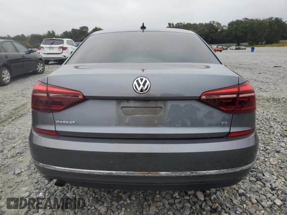 ✅ 2019 Volkswagen Passat Wolfsburg Edition • VIN: 1VWLA7A36KC008632 • Lot: 81682235. Wystawiony na Copart z przebiegiem 138 515 mil. Bezpłatny archiwum sprzedaży aukcyjnych z USA i szczegółowy raport historii pojazdu na DreamBid. Zdjęcie 6.