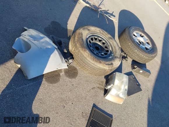 2008 Chevrolet Suburban LTZ z VIN 3GNFK16328G172542, wystawiony jako IAAI lot #43498358 z przebiegiem 194 011 mil mil oraz . Historia ofert i sprzedaży dostępna na DreamBid. Obrazek 12.