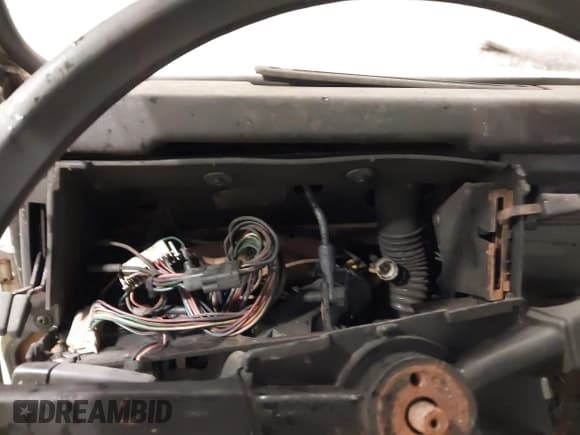 ✅ 1983 Land Rover Defender • VIN: SALLDHAG8AA190593 • Lot: 42166804. Listed on IAAI with Not provided. Free auction sales archive from the USA and detailed vehicle history report at DreamBid. Image 7.