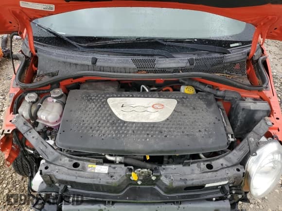 ✅ 2015 FIAT 500e • VIN: 3C3CFFGE5FT695477 • Lot: 58770444. Wystawiony na Copart z przebiegiem 59 835 mil. Bezpłatny archiwum sprzedaży aukcyjnych z USA i szczegółowy raport historii pojazdu na DreamBid. Zdjęcie 11.