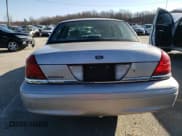 ✅ 2005 Ford Crown Victoria Standard • VIN: 2FAFP73W95X137824 • Lot: 85466834. Wystawiony na Copart z przebiegiem 115 724 mil. Bezpłatny archiwum sprzedaży aukcyjnych z USA i szczegółowy raport historii pojazdu na DreamBid. Zdjęcie 6.