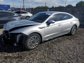 2025 Hyundai Sonata SEL z VIN KMHL34JJ6SA108067, wystawiony jako Copart lot #87179865 z przebiegiem 15 979 mil mil oraz Czysty tytuł • Clean title. Historia ofert i sprzedaży dostępna na DreamBid. Obrazek 1.