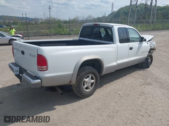 ✅ 1998 Dodge Dakota SLT • VIN: 1B7GG22X5WS560609 • Lot: 42146071. Wystawiony na IAAI z przebiegiem Nie podano. Bezpłatny archiwum sprzedaży aukcyjnych z USA i szczegółowy raport historii pojazdu na DreamBid. Zdjęcie 4.