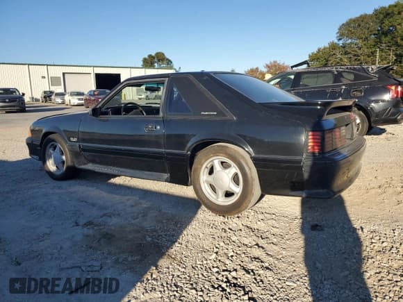 ✅ 1993 Ford Mustang GT • VIN: 1FACP42E2PF209018 • Lot: 73780634. Wystawiony na Copart z przebiegiem 55 091 mil. Bezpłatny archiwum sprzedaży aukcyjnych z USA i szczegółowy raport historii pojazdu na DreamBid. Zdjęcie 2.