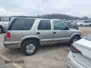 1999 Chevrolet Blazer LT z VIN 1GNDT13W3X2250496, wystawiony jako IAAI lot #42001807 z przebiegiem 210 193 mil mil oraz . Historia ofert i sprzedaży dostępna na DreamBid. Obrazek 13.