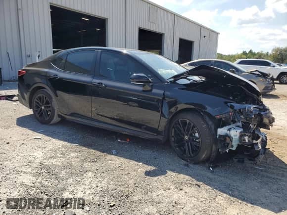 2025 Toyota Camry LE with VIN 4T1DAACK6SU189097, listed as a Copart auction lot 81190485 with 6,366 mi miles and Salvage title. Bid and sale history available at DreamBid. Image 4.