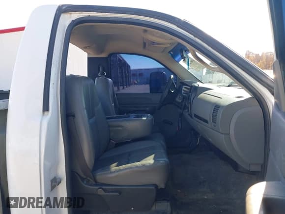 ✅ 2009 Chevrolet Silverado 2500HD Work Truck • VIN: 1GBHC44K49E129313 • Lot: 43602489. Listed on IAAI with 308,651 mi. Free auction sales archive from the USA and detailed vehicle history report at DreamBid. Image 5.