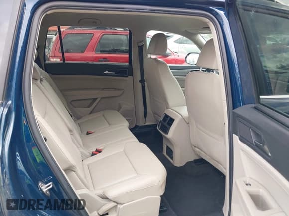 ✅ 2018 Volkswagen Atlas SE • VIN: 1V2KR2CAXJC516881 • Lot: 42137675. Wystawiony na IAAI z przebiegiem 99 622 mil. Bezpłatny archiwum sprzedaży aukcyjnych z USA i szczegółowy raport historii pojazdu na DreamBid. Zdjęcie 8.