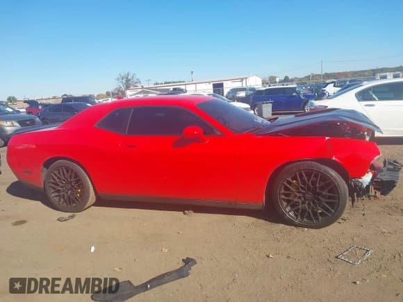 ✅ 2016 Dodge Challenger R/T Scat Pack • VIN: 2C3CDZFJ0GH329927 • Lot: 43537695. Wystawiony na IAAI z przebiegiem 108 213 mil. Bezpłatny archiwum sprzedaży aukcyjnych z USA i szczegółowy raport historii pojazdu na DreamBid. Zdjęcie 13.