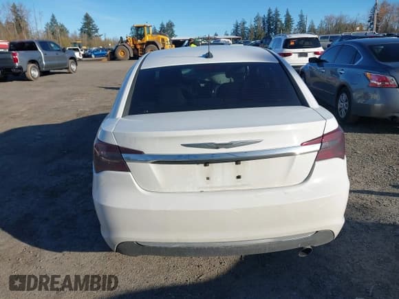 ✅ 2012 Chrysler 200 LX • VIN: 1C3CCBAB4CN320532 • Лот: 43748891. Опубликован ранее на IAAI с пробегом Не указан. Бесплатный доступ к архиву аукционных продаж из США и подробный отчёт об истории автомобиля на DreamBid. Изображение 17.