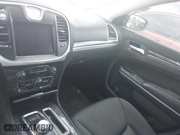 ✅ 2018 Chrysler 300 Touring L • VIN: 2C3CCAAGXJH275057 • Лот: 42945101. Опубликован ранее на IAAI с пробегом Не указан. Бесплатный доступ к архиву аукционных продаж из США и подробный отчёт об истории автомобиля на DreamBid. Изображение 17.