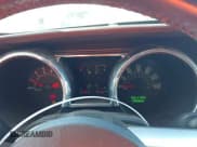 ✅ 2007 Ford Mustang Deluxe • VIN: 1ZVFT80N475351354 • Lot: 43556903. Wystawiony na IAAI z przebiegiem 250 306 mil. Bezpłatny archiwum sprzedaży aukcyjnych z USA i szczegółowy raport historii pojazdu na DreamBid. Zdjęcie 7.