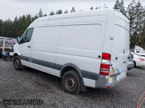✅ 2010 Mercedes-Benz Sprinter Cargo • VIN: WD3PE7CC9A5434950 • Lot: 43565718. Wystawiony na IAAI z przebiegiem 182 931 mil. Bezpłatny archiwum sprzedaży aukcyjnych z USA i szczegółowy raport historii pojazdu na DreamBid. Zdjęcie 3.