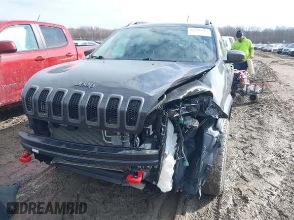 ✅ 2017 Jeep Cherokee Trailhawk • VIN: 1C4PJMBS0HW649422 • Lot: 41696815. Listed on IAAI with 62,185 mi. Free auction sales archive from the USA and detailed vehicle history report at DreamBid. Image 6.