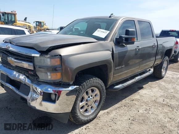 ✅ 2015 Chevrolet Silverado 2500HD LT • VIN: 1GC1KVEG5FF557414 • Lot: 41735823. Wystawiony na IAAI z przebiegiem 271 919 mil. Bezpłatny archiwum sprzedaży aukcyjnych z USA i szczegółowy raport historii pojazdu na DreamBid. Zdjęcie 2.