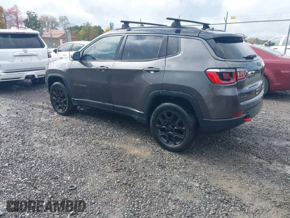 ✅ 2017 Jeep Compass Trailhawk • VIN: 3C4NJDDB3HT675054 • Lot: 43304770. Wystawiony na IAAI z przebiegiem 254 162 mil. Bezpłatny archiwum sprzedaży aukcyjnych z USA i szczegółowy raport historii pojazdu na DreamBid. Zdjęcie 3.