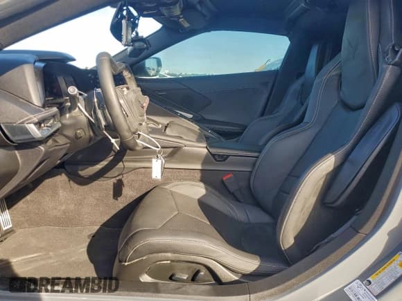 ✅ 2025 Chevrolet Corvette 1LT • VIN: 1G1YA2D41S5111163 • Lot: 94124195. Wystawiony na Copart z przebiegiem 8 976 mil. Bezpłatny archiwum sprzedaży aukcyjnych z USA i szczegółowy raport historii pojazdu na DreamBid. Zdjęcie 7.