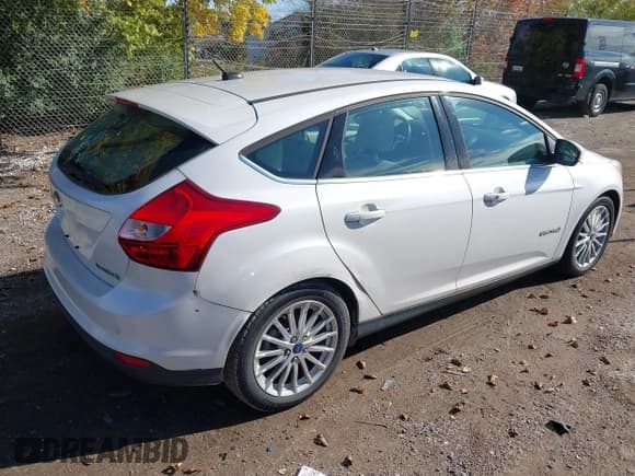 ✅ 2012 Ford Focus Electric • VIN: 1FAHP3R48CL363919 • Lot: 43454988. Wystawiony na IAAI z przebiegiem 58 269 mil. Bezpłatny archiwum sprzedaży aukcyjnych z USA i szczegółowy raport historii pojazdu na DreamBid. Zdjęcie 4.