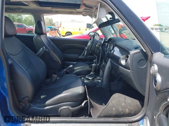 ✅ 2006 MINI Hardtop • VIN: WMWRC33596TJ75357 • Lot: 42016124. Listed on IAAI with Not provided. Free auction sales archive from the USA and detailed vehicle history report at DreamBid. Image 5.