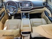 ✅ 2015 Toyota Highlander Limited • VIN: 5TDYKRFHXFS068858 • Lot: 57918845. Wystawiony na Copart z przebiegiem 178 573 mil. Bezpłatny archiwum sprzedaży aukcyjnych z USA i szczegółowy raport historii pojazdu na DreamBid. Zdjęcie 8.