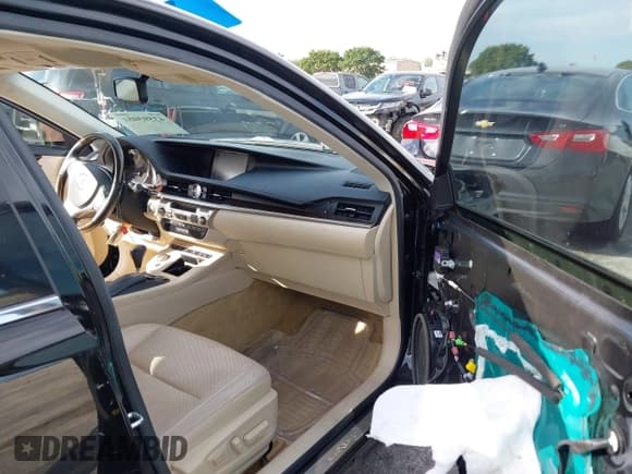 ✅ 2014 Lexus ES 330 • VIN: JTHBK1GGXE2131605 • Lot: 43593051. Listed on IAAI with 59,658 mi. Free auction sales archive from the USA and detailed vehicle history report at DreamBid. Image 5.