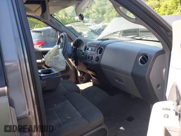 ✅ 2006 Ford F-150 XLT • VIN: 1FTRW12W86FB19630 • Lot: 42396287. Listed on IAAI with 266,508 mi. Free auction sales archive from the USA and detailed vehicle history report at DreamBid. Image 5.