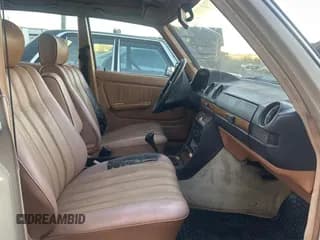 ✅ 1983 Mercedes-Benz 240 • VIN: WDBAB23A3DB410332 • Lot: 43086685. Wystawiony na Copart z przebiegiem 276 894 mil. Bezpłatny archiwum sprzedaży aukcyjnych z USA i szczegółowy raport historii pojazdu na DreamBid. Zdjęcie 5.