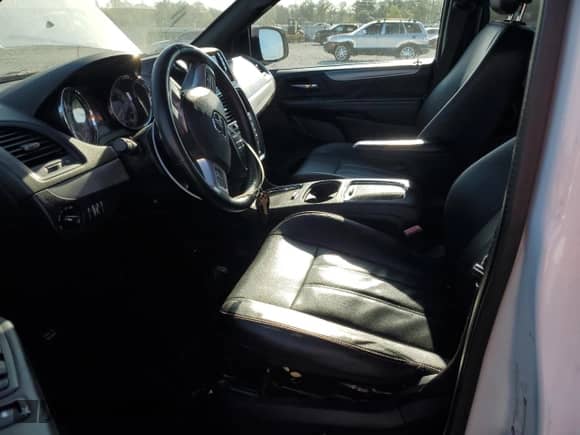 2019 Dodge Grand Caravan GT z VIN 2C4RDGEG2KR647664, wystawiony jako Copart lot #70319365 z przebiegiem 163 528 mil mil oraz Szkoda całkowita • Salvage title. Historia ofert i sprzedaży dostępna na DreamBid. Obrazek 7.