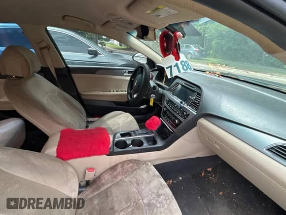 2016 Hyundai Sonata SE z VIN 5NPE24AF7GH268034, wystawiony jako Copart lot #71292845 z przebiegiem 213 528 mil mil oraz Czysty tytuł • Clean title. Historia ofert i sprzedaży dostępna na DreamBid. Obrazek 5.