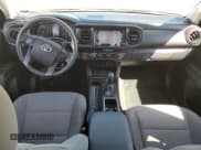 ✅ 2022 Toyota Tacoma SR • VIN: 3TYSZ5AN0NT102929 • Lot: 81730155. Wystawiony na Copart z przebiegiem 31 943 mil. Bezpłatny archiwum sprzedaży aukcyjnych z USA i szczegółowy raport historii pojazdu na DreamBid. Zdjęcie 8.