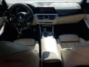 ✅ 2020 BMW 3 Series M340i xDrive • VIN: WBA5U9C06LFJ80108 • Lot: 92662845. Wystawiony na Copart z przebiegiem 73 365 mil. Bezpłatny archiwum sprzedaży aukcyjnych z USA i szczegółowy raport historii pojazdu na DreamBid. Zdjęcie 8.