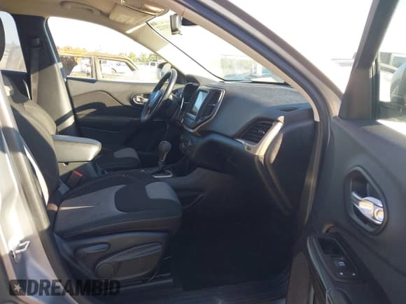 ✅ 2014 Jeep Cherokee Latitude • VIN: 1C4PJLCS3EW143135 • Lot: 43331122. Wystawiony na IAAI z przebiegiem 108 204 mil. Bezpłatny archiwum sprzedaży aukcyjnych z USA i szczegółowy raport historii pojazdu na DreamBid. Zdjęcie 5.