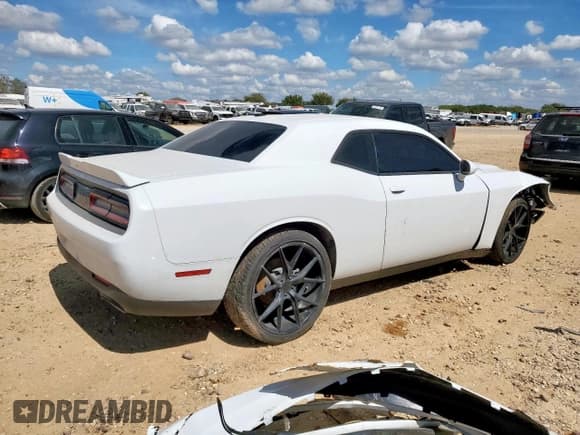 ✅ 2018 Dodge Challenger SXT • VIN: 2C3CDZAG4JH215464 • Лот: 85296145. Опубликован ранее на Copart с пробегом 81 177 миль. Бесплатный доступ к архиву аукционных продаж из США и подробный отчёт об истории автомобиля на DreamBid. Изображение 3.