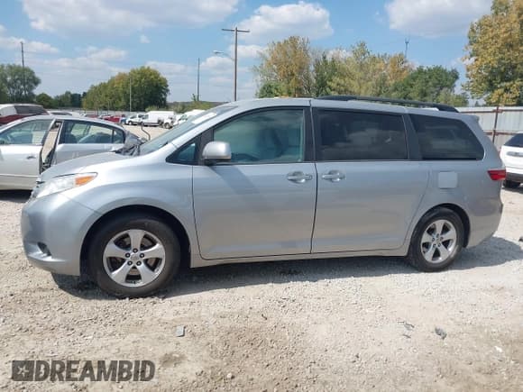 ✅ 2015 Toyota Sienna LE • VIN: 5TDKK3DC4FS575233 • Lot: 43251515. Listed on IAAI with 161,608 mi. Free auction sales archive from the USA and detailed vehicle history report at DreamBid. Image 14.
