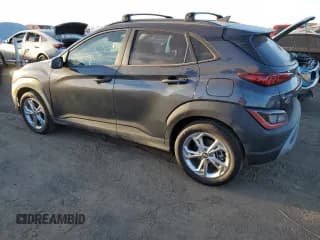 ✅ 2022 Hyundai Kona SEL • VIN: KM8K6CAB1NU758420 • Лот: 71262364. Опубликован ранее на Copart с пробегом 22 443 миль. Бесплатный доступ к архиву аукционных продаж из США и подробный отчёт об истории автомобиля на DreamBid. Изображение 2.