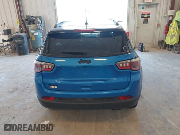 ✅ 2018 Jeep Compass Latitude • VIN: 3C4NJDBB1JT313426 • Lot: 42766345. Listed on IAAI with 74,689 mi. Free auction sales archive from the USA and detailed vehicle history report at DreamBid. Image 16.