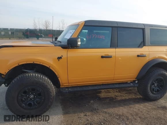 ✅ 2022 Ford Bronco • VIN: 1FMEE5DP8NLB67834 • Lot: 41772622. Wystawiony na IAAI z przebiegiem 58 667 mil. Bezpłatny archiwum sprzedaży aukcyjnych z USA i szczegółowy raport historii pojazdu na DreamBid. Zdjęcie 15.