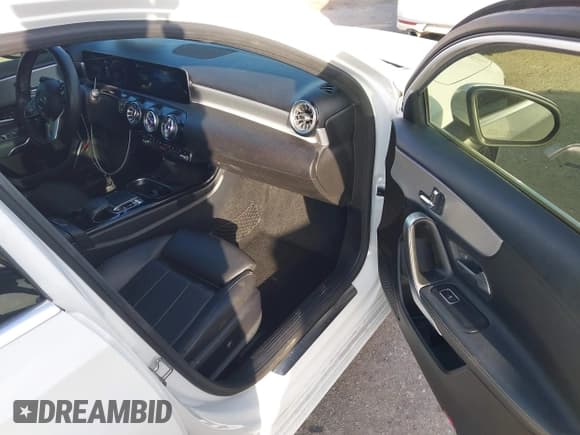 ✅ 2019 Mercedes-Benz A 220 • VIN: WDD3G4EBXKW000510 • Lot: 43684558. Listed on IAAI with 43,647 mi. Free auction sales archive from the USA and detailed vehicle history report at DreamBid. Image 5.