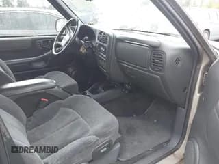 ✅ 2001 Chevrolet Blazer LT • VIN: 1GNDT13W71K243705 • Lot: 42304622. Wystawiony na IAAI z przebiegiem 200 135 mil. Bezpłatny archiwum sprzedaży aukcyjnych z USA i szczegółowy raport historii pojazdu na DreamBid. Zdjęcie 5.