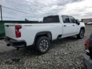 ✅ 2024 Chevrolet Silverado 2500HD Custom • VIN: 1GC4YMEY7RF468334 • Lot: 85898955. Wystawiony na Copart z przebiegiem 4 955 mil. Bezpłatny archiwum sprzedaży aukcyjnych z USA i szczegółowy raport historii pojazdu na DreamBid. Zdjęcie 3.