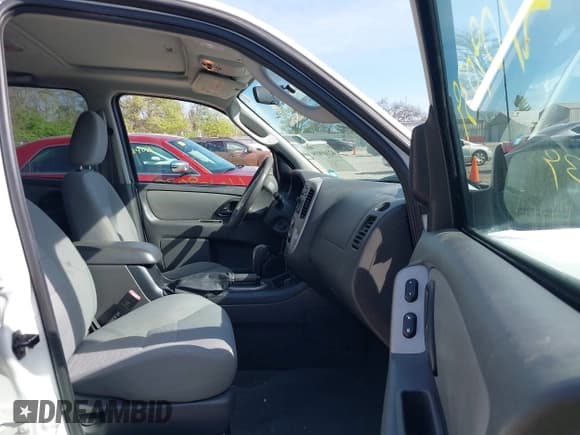 ✅ 2006 Ford Escape XLT • VIN: 1FMYU03166KB00592 • Lot: 42109039. Listed on IAAI with 113,961 mi. Free auction sales archive from the USA and detailed vehicle history report at DreamBid. Image 5.