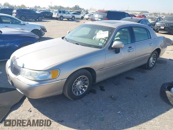 ✅ 2002 Lincoln Town Car Signature • VIN: 1LNHM82W72Y614339 • Lot: 43874876. Listed on IAAI with 157,755 mi. Free auction sales archive from the USA and detailed vehicle history report at DreamBid. Image 2.