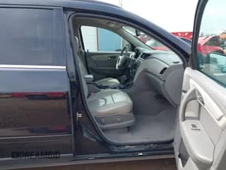 ✅ 2015 Chevrolet Traverse LT • VIN: 1GNKVHKDXFJ112775 • Lot: 43396691. Wystawiony na IAAI z przebiegiem Nie podano. Bezpłatny archiwum sprzedaży aukcyjnych z USA i szczegółowy raport historii pojazdu na DreamBid. Zdjęcie 5.