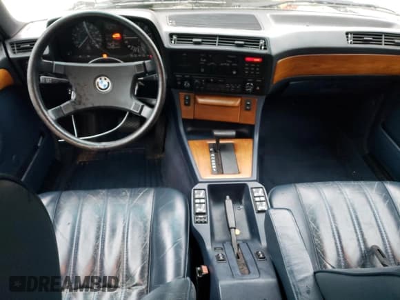 ✅ 1985 BMW 7 Series 735i • VIN: WBAFH8402F0970689 • Lot: 74534844. Wystawiony na Copart z przebiegiem 192 703 mil. Bezpłatny archiwum sprzedaży aukcyjnych z USA i szczegółowy raport historii pojazdu na DreamBid. Zdjęcie 8.