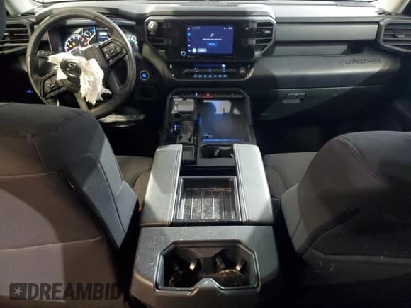 ✅ 2024 Toyota Tundra SR • VIN: 5TFKB5AA7RX034187 • Lot: 45389765. Wystawiony na Copart z przebiegiem 6 841 mil. Bezpłatny archiwum sprzedaży aukcyjnych z USA i szczegółowy raport historii pojazdu na DreamBid. Zdjęcie 8.