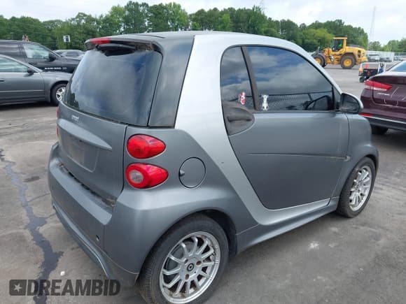 ✅ 2013 Smart fortwo Pure • VIN: WMEEJ3BA5DK593487 • Lot: 42558067. Wystawiony na IAAI z przebiegiem 67 115 mil. Bezpłatny archiwum sprzedaży aukcyjnych z USA i szczegółowy raport historii pojazdu na DreamBid. Zdjęcie 4.