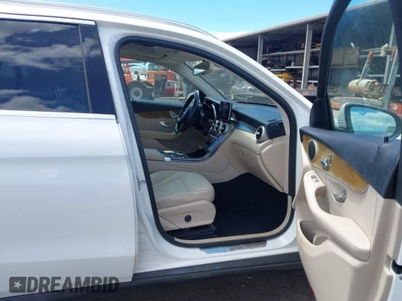 ✅ 2018 Mercedes-Benz GLC 300 • VIN: WDC0G4JB2JV024429 • Lot: 43127787. Listed on IAAI with 74,543 mi. Free auction sales archive from the USA and detailed vehicle history report at DreamBid. Image 5.