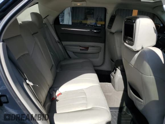 ✅ 2008 Chrysler 300 C • VIN: 2C3LK63H68H229905 • Lot: 82062385. Listed on Copart with 108,189 mi. Free auction sales archive from the USA and detailed vehicle history report at DreamBid. Image 10.